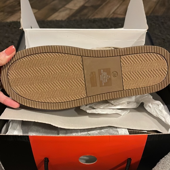 Women’s boots by Guess Size 9.5 Gold with Cream Faux Fur - Picture 2 of 3